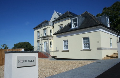 Shanklin Apartment | Highlands Apt 2 - sea views, garden, free wifi + parking