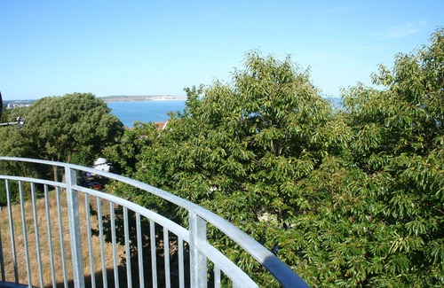 Shanklin Apartment | Highlands Apt 4 - balcony, sea views, balcony, free wifi + parking