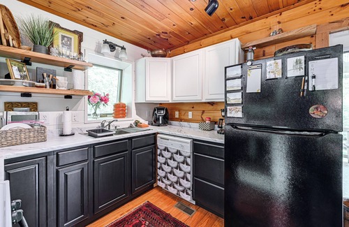 Highlands Cabin | Highlands Cabin on Buck Creek ~ 8 Mi to Town!
