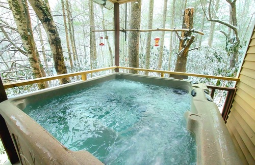 Franklin Cabin | Highlands/Lake Glenville Area-Hot Tub-Mtn Stream-WIFI-Seclusion