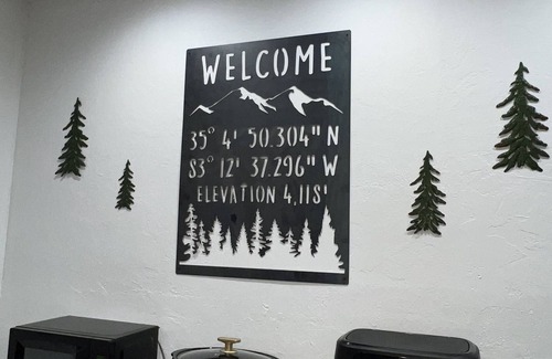 Highlands Cabin | Highlands Spacious MTN Cabin for 16 w/Hot Tub+gameroom+gym+wifi & 4m from DT
