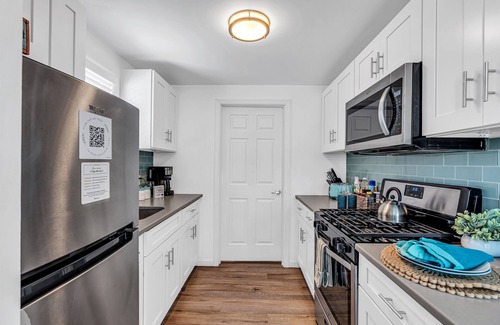 Wall House | Highly Rated Beach House 3.5 Blocks to Beach & Main St. | 6 Badges, Grill, Patio