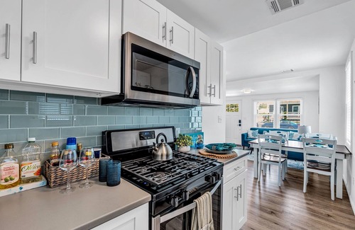 Wall House | Highly Rated Beach House 3.5 Blocks to Beach & Main St. | 6 Badges, Grill, Patio