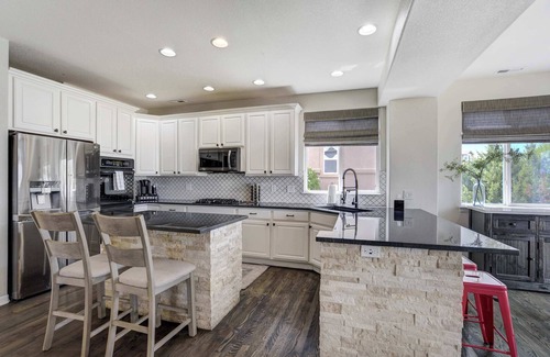 Northgate House | Highpoint Hills! Great Views w Games & Fitness