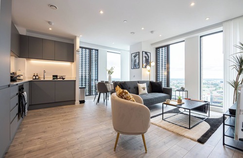 Manchester City Centre Apartment | Highrise Heaven| Luxe 2BR City Centre Apartment, Victoria House 1803