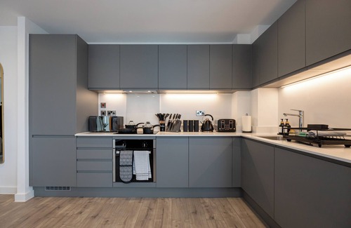 Manchester City Centre Apartment | Highrise Heaven| Luxe 2BR City Centre Apartment, Victoria House 1803