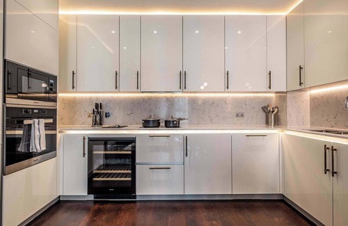 Nine Elms Apartment | Highrise Luxury 3 bedroom flat with Balcony