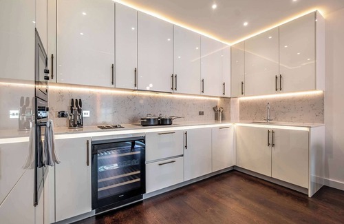 Nine Elms Apartment | Highrise Luxury 3 bedroom flat with Balcony