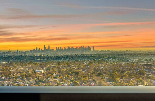 Box Hill Apartment | Highrise Luxury Penthouse Spectacular Views