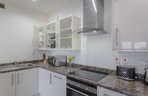 Luton Cottage | Highview Court - sleeps 4 guests in 1 bedroom