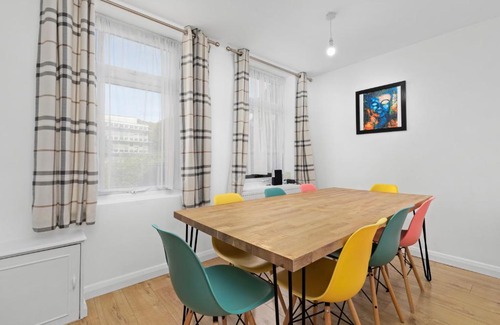 Brighton House | Highway Haven with Free Parking By My Getaways