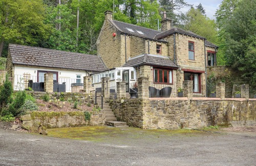 Denby Dale Cottage | HIGHWOOD LODGE, pet friendly, with hot tub in Denby Dale