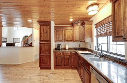 Williams Cabin | Hike & Fish: Parks Cabin w/Balcony & Forest Views