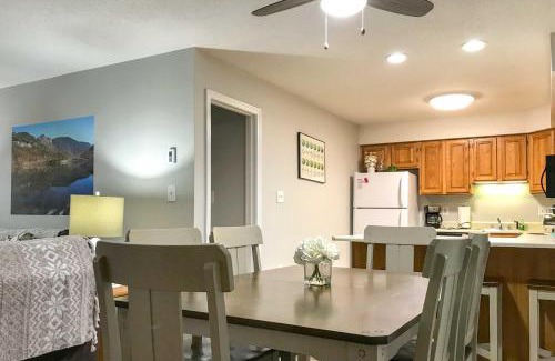 Lincoln Apartment | Hike, Ski, Explore Lincoln Condo with Pool Access