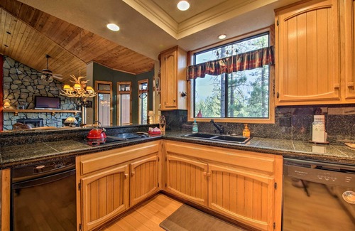 Fox Farm Cabin | Hike, Ski, Fish: Big Bear Lake Lodge w/Deck