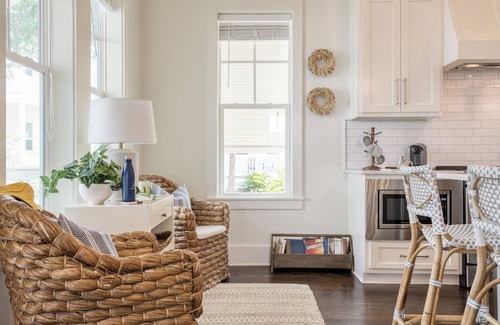 Greenway Park House | Hiker House by AvantStay | Beachy 4BR w/Communal Pool + Porch