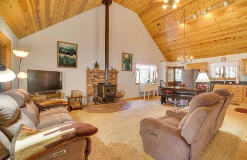 Pine House | Hiker’s Haven: Pine Getaway w/Wraparound Deck!