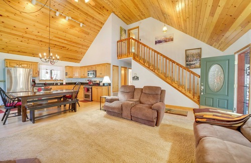 Pine House | Hiker’s Haven: Pine Getaway w/Wraparound Deck!