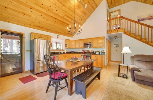 Pine House | Hiker’s Haven: Pine Getaway w/Wraparound Deck!