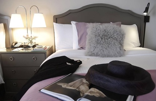 East Hollywood Hotel | Hiking Break at Runyon Canyon Park! Pet-friendly Room, Pool, Onsite Parking!