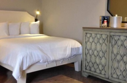 East Hollywood Hotel | Hiking Break at Runyon Canyon Park! Pet-friendly Room, Pool, Onsite Parking!