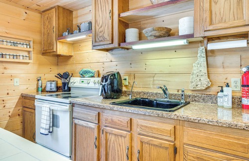 Alton Cabin | Hiking & Snowmobile Trails On-Site: Alton Retreat!