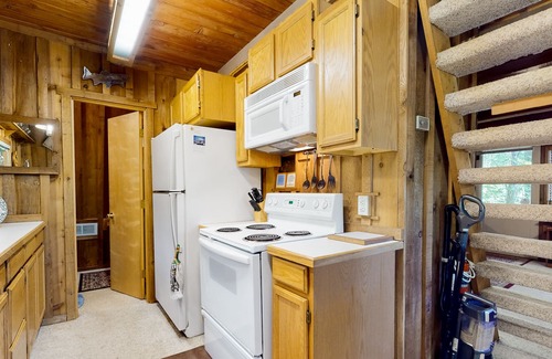 Rhododendron Cabin | Hilda’s Briarwood Escape | A-frame in Rhododendron with fireplaces & forest view