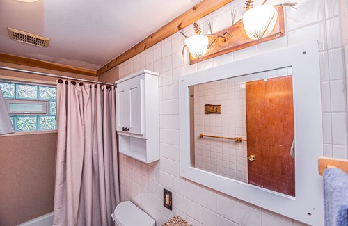 North Glade Hills House | Hildy's Hideaway | Dog Friendly + Lake Access