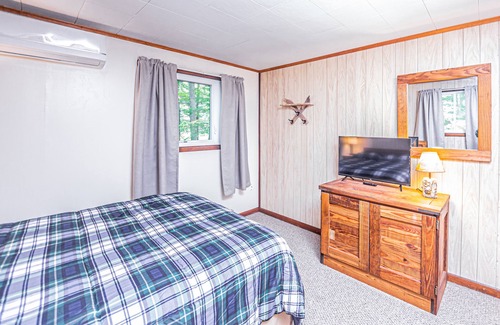 North Glade Hills House | Hildy's Hideaway | Dog Friendly + Lake Access
