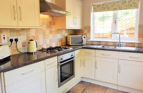 Apse Heath Cottage | Hill Cottage - a bungalow that sleeps 9 guests in 4 bedrooms