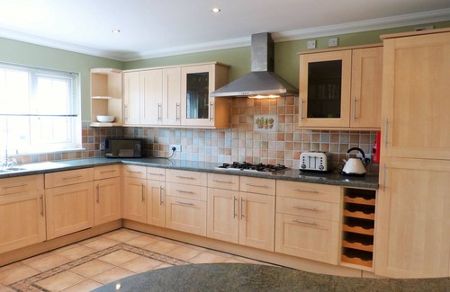 Apse Heath Cottage | Hill Cottage - a bungalow that sleeps 9 guests in 4 bedrooms