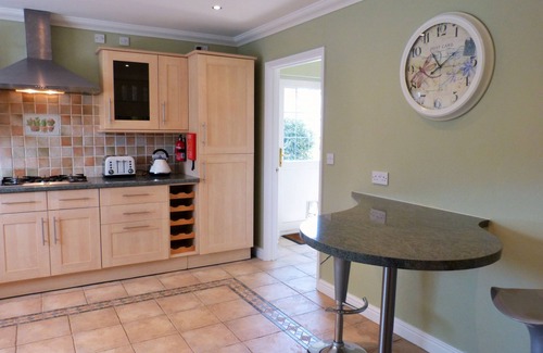Apse Heath Cottage | Hill Cottage - a bungalow that sleeps 9 guests in 4 bedrooms