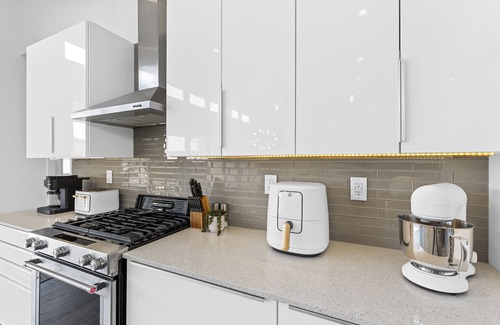 Liberty Hill House | Hill Country getaway with upscale finishes, 4BR/2BA, pool, spa & outdoor kitchen. Relax in 2,342 sq ft of comfort, enjoy family-friendly amenities, and explore nearby wineries, breweries & Texas Hill Country gems.