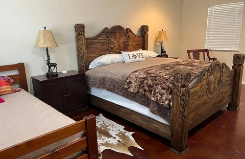 Doss Cabin | Hill Country Lodge * Great for Groups & Multi Family Gatherings