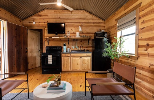 Stonewall Cabin | Hill Country Retreat on the Pedernales – Near Wineries & Distilleries