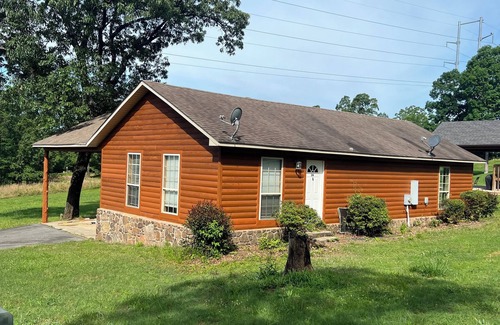 Edgemont Cabin | Hill Creek Cabin 2 Minutes from Marina and boat ramp on Greers Ferry Lake