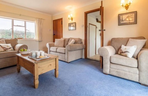Halesworth Apartment | Hill Farm House is a half-timbered farmhouse with quirky features