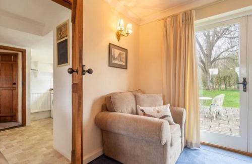Halesworth Apartment | Hill Farm House is a half-timbered farmhouse with quirky features