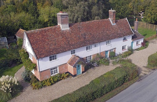 Halesworth Apartment | Hill Farm House is a half-timbered farmhouse with quirky features