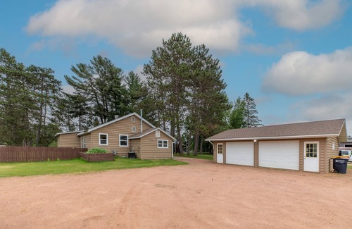 Minocqua House | Hill Hideaway – Pet-Friendly, Mid-Term Lake Retreat