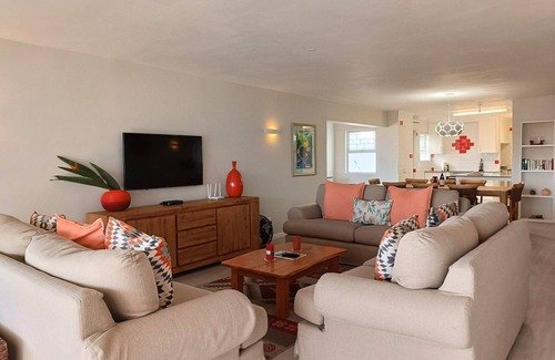 Plettenberg Bay Apartment | Hill House Holiday | Back-up Power, Sea Views