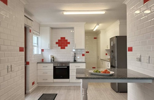 Plettenberg Bay Apartment | Hill House Holiday | Back-up Power, Sea Views