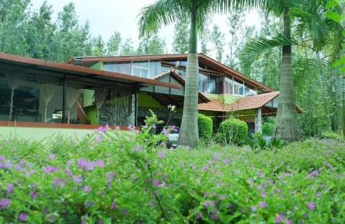 Chikkamagaluru House | Hill Shadow - With mountain view and pool