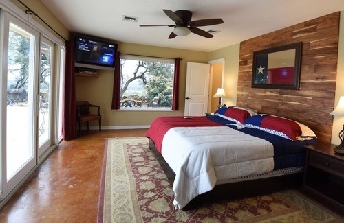 Utopia House | Hill-Top Oasis with Private pool and Hot tub Minutes from Garner and Lost Maples