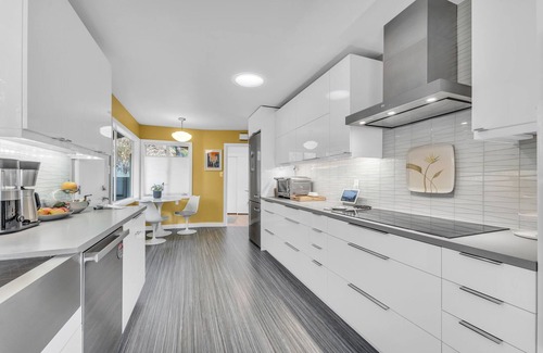 San Anselmo House | Hill Top Spa Retreat in Marin with private hot tub, pool, and panoramic views