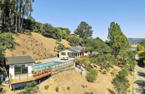 San Anselmo House | Hill Top Spa Retreat in Marin with private hot tub, pool, and panoramic views