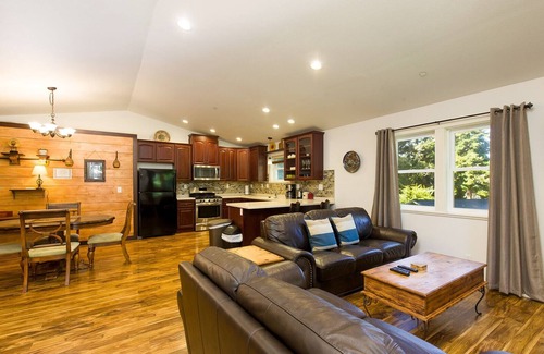 Humboldt Hill House | 🏡 Hillcrest Hideaway- Tucked Away Cozy Comfort and Convenience 🌳