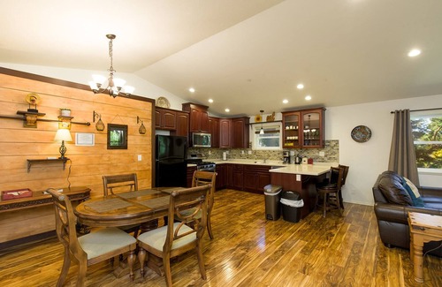 Humboldt Hill House | 🏡 Hillcrest Hideaway- Tucked Away Cozy Comfort and Convenience 🌳
