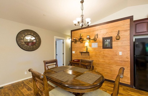 Humboldt Hill House | 🏡 Hillcrest Hideaway- Tucked Away Cozy Comfort and Convenience 🌳