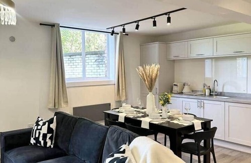 Offerton Apartment | Hillgate Loft | Sleeps 6 | 3 Bathrooms